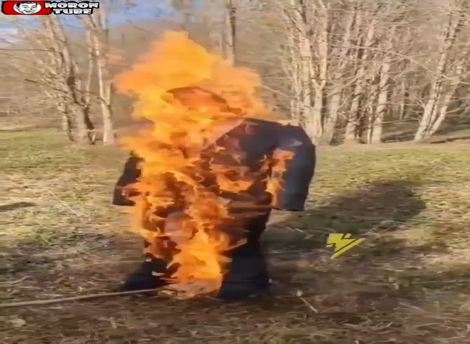 Video :An effigy of Donald Trump is burned by Ukrainian troops